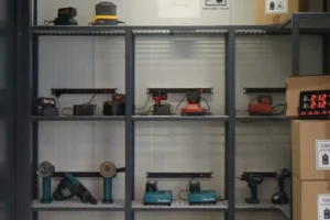 Loxxer walk in lithium-ion batterij container binnenkant
